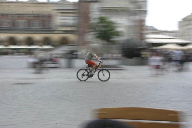 Rowerzysta na Rynku Głównym, zdjęcie ilustracyjne (archiwum z 2009 roku).