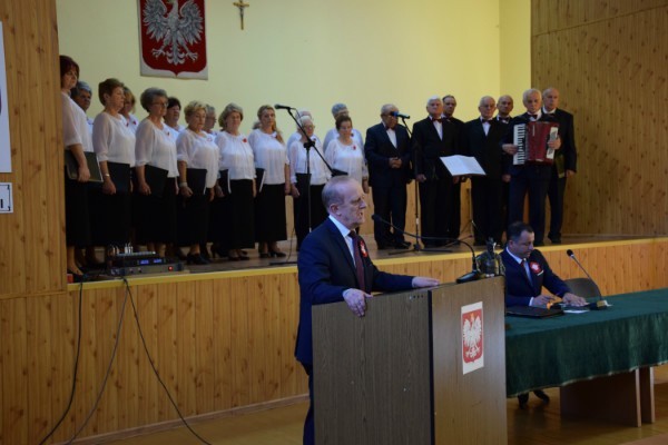 Święto Niepodległości na uroczystej sesji Rady Powiatu Włoszczowskiego. Wystąpił Chór „Niezastąpieni” (ZDJĘCIA)