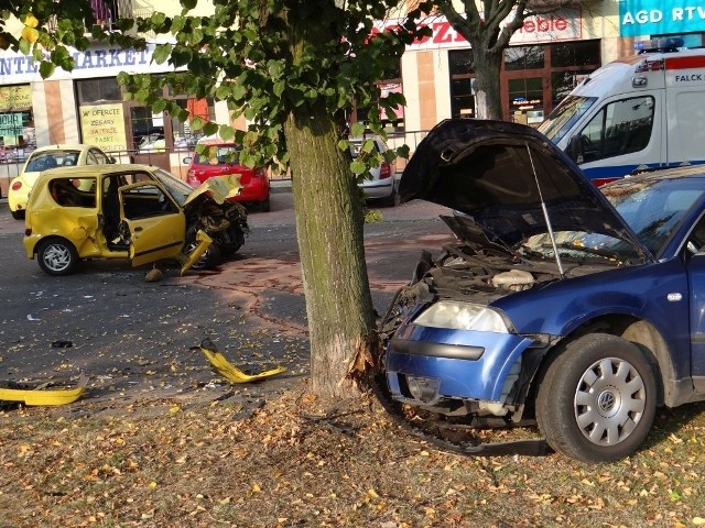 Kierowca volkswagena passata, podczas wyprzedzania innego pojazdu, zderzył się czołowo z fiatem seicento