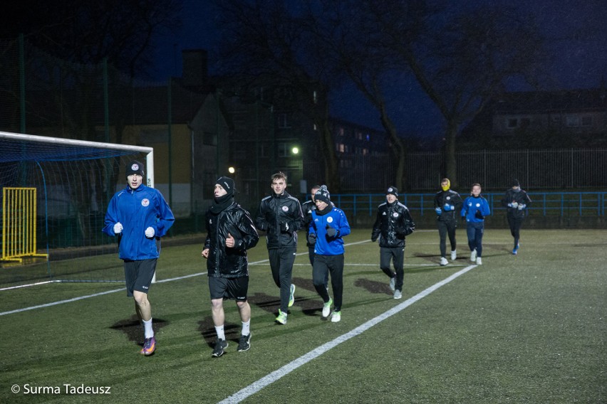 Piłkarze Błękitnych Stargard trenują na stadionie przy ulicy...