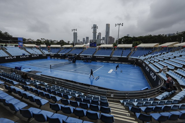 Z powodu opadów deszczu w Melbourne spotkania na kortach bez dachu są opóźnione