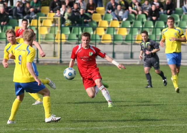 Roman Bobak (w czerwonym stroju) jeszcze w barwach Siarki Tarnobrzeg.