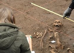 Na terenie istniejącego do początku XIX wieku cmentarza przy Focha, archeolodzy znajdują kolejne szkielety