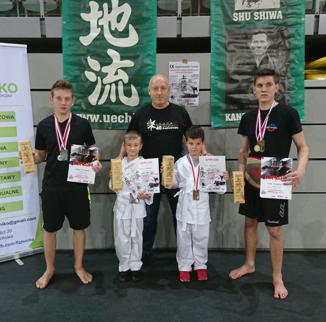 Zawodnicy Klubu Karate Goju-Ryu z Dębnicy Kaszubskiej z trenerem Krzysztofem Lehmannem