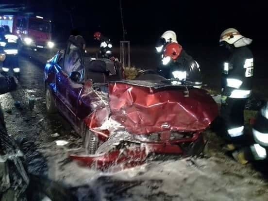 Wypadek miał miejsce około godz. 18:40. Na drodze krajowej nr 20 koło Złocieńca zderzyły się trzy auta. W wypadku udział brały trzy samochody osobowe. Z pierwszych informacji wynikało, że ranne zostały trzy osoby, jedna zginęła. Niestety dotarły do nas informacje, że nie żyją dwie osoby poszkodowane w tym wypadku, a rannych zostało sześć osób.Na trasie są utrudnienia. Mogą potrwać do godz. 22:30.AKTUALIZACJA GODZ. 22:10:W szpitalu w Drawsku Pomorskim zmarła trzecia ofiara tragicznego wypadku , do jakiego doszło około godz. 18.40 na prostym odcinku drogi krajowej nr 20 pomiędzy Rzęśnicą a Złocieńcem. Nie udało się jeszcze ustalić ani przyczyn, ani szczegółów tej tragedii. Wiadomo jedynie, że z ogromną siłą czołowo zderzyły się dwa samochody osobowe Ford i Daewoo, nas które najechał trzeci pojazd. Na miejscu zginęła starsza kobieta, pasażerka Daewoo. Trzy pozostałe osoby podróżujące tym autem odwiezione zostały do szpitali w Drawsku Pomorskim i w Wałczu. Niestety, dwie z nich pomimo udzielonej pomocy wkrótce zmarły. W szpitalu jest również dwóch pasażerów forda. Ich życiu nic nie zagraża. Trzeciej osobie podróżującej tym autem nic się nie stało.