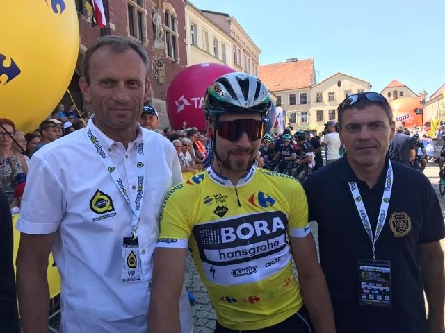Były znany kolarz, a obecnie wójt Piekoszowa Zbigniew Piątek (z lewej) z mistrzem świata z 2016 roku Peterem Saganem (w środku) podczas Tour de Pologne. Z prawej były kolarz Kazimierz Stafiej