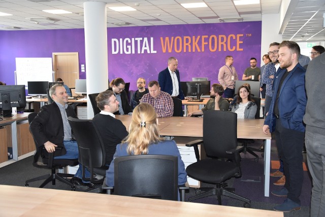 Digital Workforce, skandynawska firma specjalizująca się w robotyzacji i automatyzacji procesów procesów otworzyła w Łodzi swoją nową siedzibę. Obecnie zatrudnia 77 pracowników, a do końca czerwca planuje zwiększyć zatrudnienie do stu osób. Uroczyste otwarcie nowej siedziby przy al. Piłsudskiego 3 odbyło się 15 kwietnia.CZYTAJ DALEJ NA NASTĘPNYM SLAJDZIE
