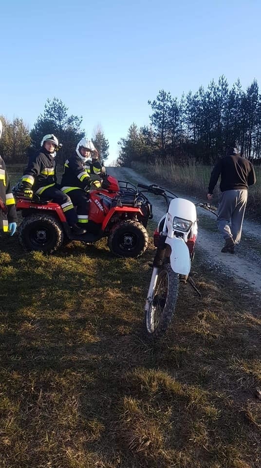 Wypadek motocyklisty w lesie w Będkowicach. Strażacy quadem pojechali po rannego mężczyznę