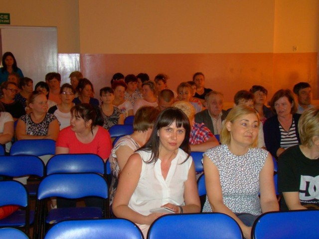 W Publicznym Gimnazjum ostatnim w tym roku szkolnym spotkaniu  rodzice wysłuchali  rad radziejowskiego policjanta