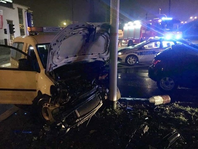 Wypadek w Katowicach na skrzyżowaniu ul. Hallera i al. Roździeńskiego. Są ranni.