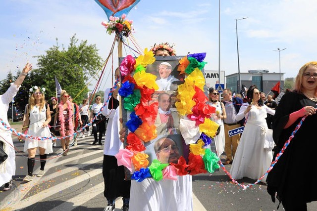 Jutro, 3 maja, przed Radiem Maryja w Toruniu odbędzie się feministyczna "Chryja 2". Ubiegłoroczna demonstracja jest przedmiotem prokuratorskiego śledztwa. Wielu ludzi zbulwersowała. Dlaczego? O co ta cała chryja?