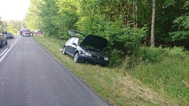 Do wypadku w gminie Polanów doszło w sobotę rano. Na drodze wojewódzkiej 205 niedaleko skrętu na Wielin samochód osobowy z niewyjaśnionych przyczyn zjechał do rowu - podają strażacy na profilu facebookowym Polanów 998. - Uczestnikom wypadku została udzielona kwalifikowana pierwsza pomoc do przyjazdu pogotowia ratunkowego. Zobacz także: Kolizja w centrum Koszalina, na skrzyżowaniu ulic Zwycięstwa i 1-go Maja