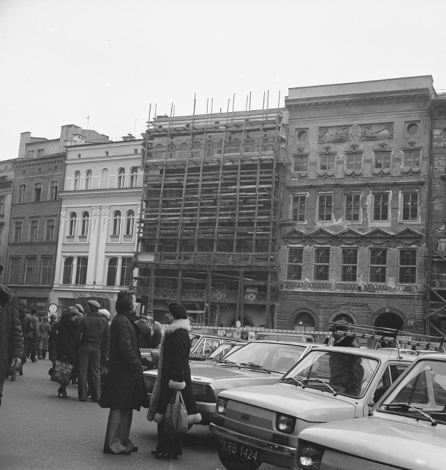 Rynek Główny w Krakowie, listopad 1978. Widoczne także samochody – dwa pierwsze z prawej to Fiaty 126 p.