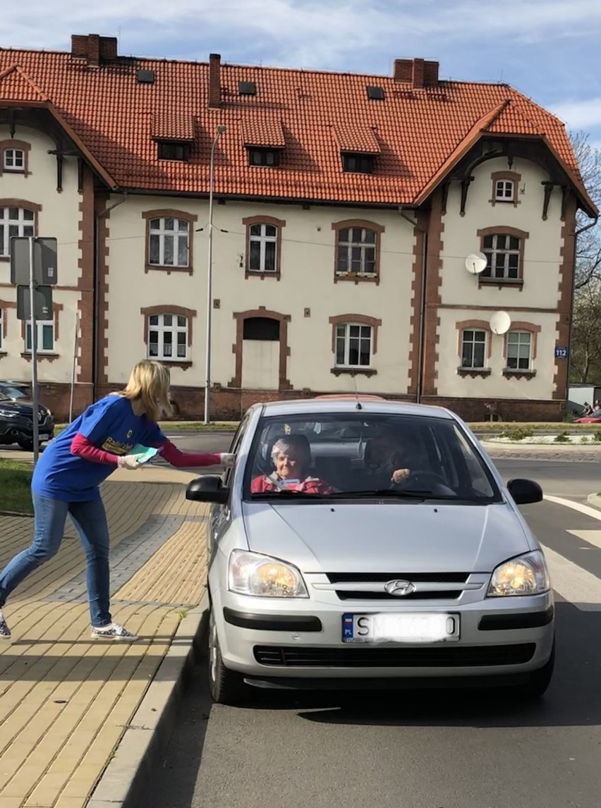 Seniorzy w Mysłowicach za darmo otrzymują maseczki ochronne....