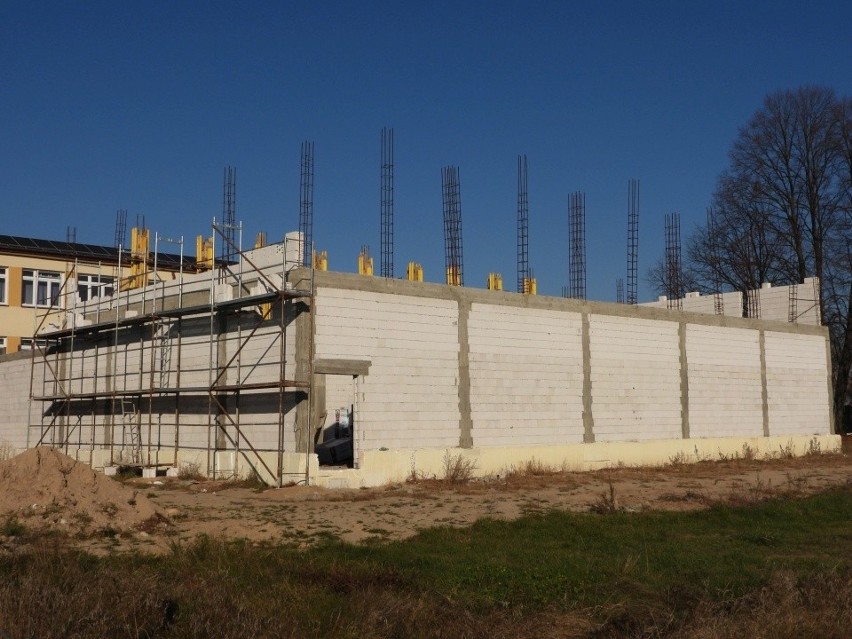 Budowa hali sportowej przy szkole w Dzierzkówku Starym koło Skaryszewa. Zobacz postęp prac