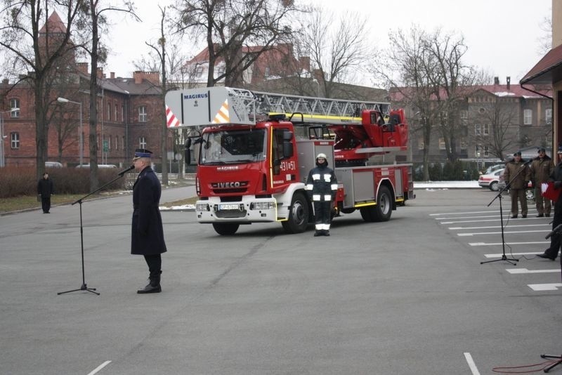 Nowy samochód strażacki wyposażony jest w silnik o mocy 320...