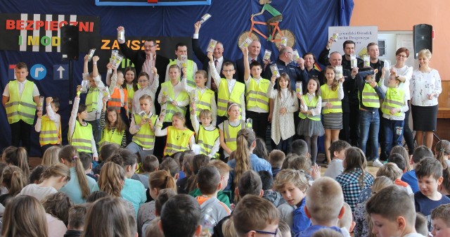Uczestnicy spotkania w białobrzeskiej szkole podstawowej dostali elementy odblaskowe.