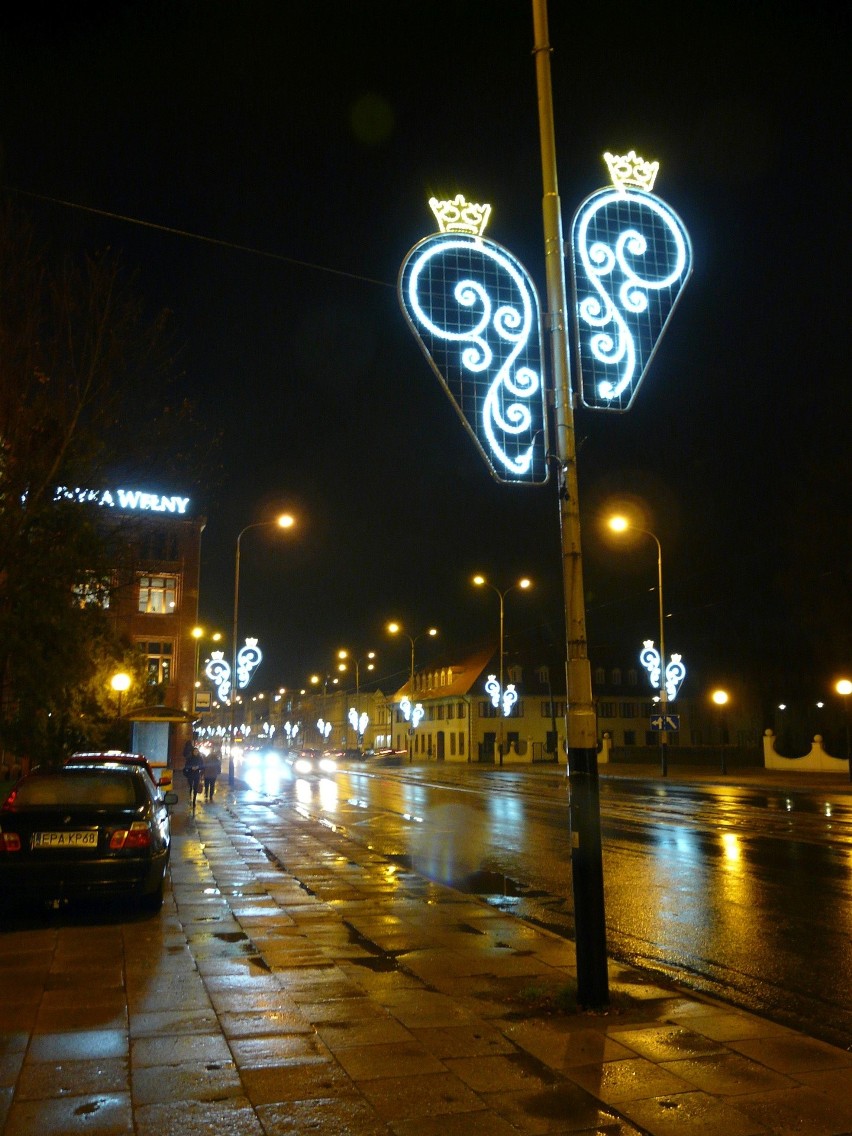 Świąteczna iluminacja głównej ulicy miasta będzie, pomimo remontu linii 41 ZDJĘCIA