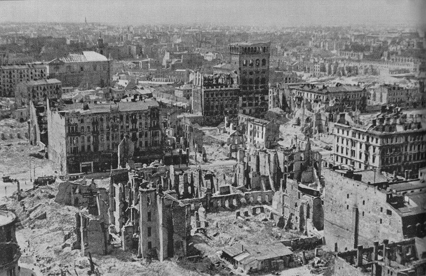 Zniszczone budynki PAST-y widziane z Hotel Warszawa w...