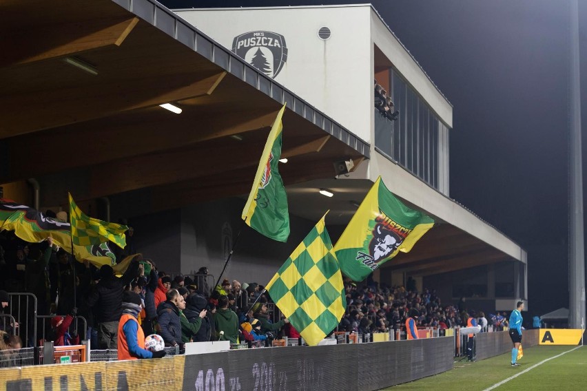 Puszcza Niepołomice jest miejskim klubem. Stadion znajduje...