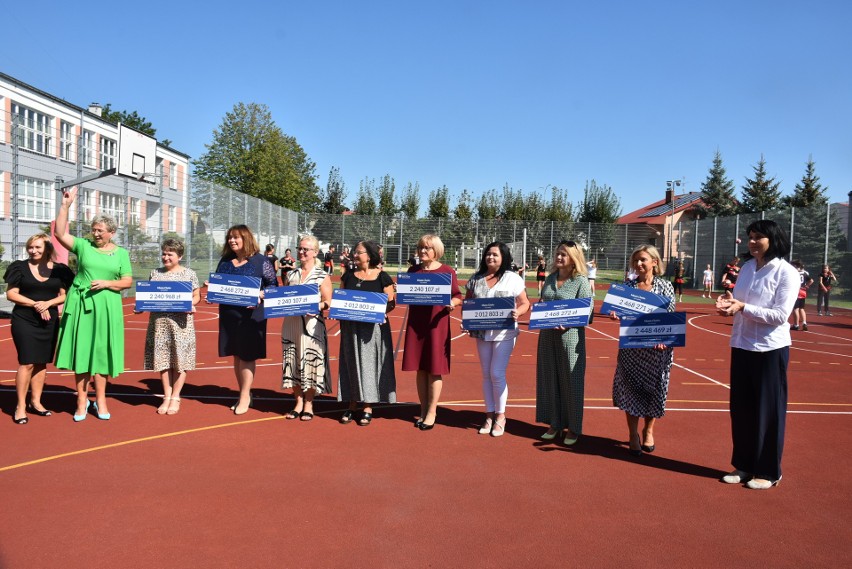 Dyrektorzy 8 chełmskich szkół otrzymali symboliczne czeki na...