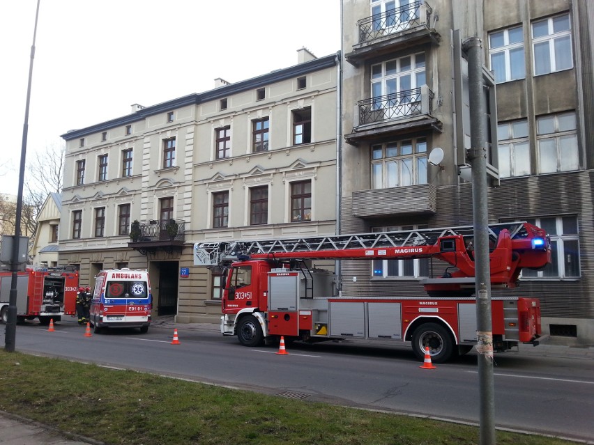 Pożar kamienicy na Radwańskiej. Strażacy ewakuowali...