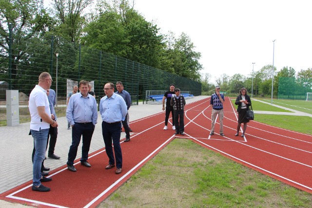 Komisja sprawdziła, jak wygląda nowy kompleks sportowy we Wrzeszczowie i przyjęła zakończenie prac na boisku.