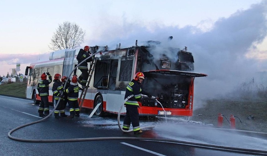 Listopadowy pożar autobusu hybrydowego pod Bydgoszczą w 2015