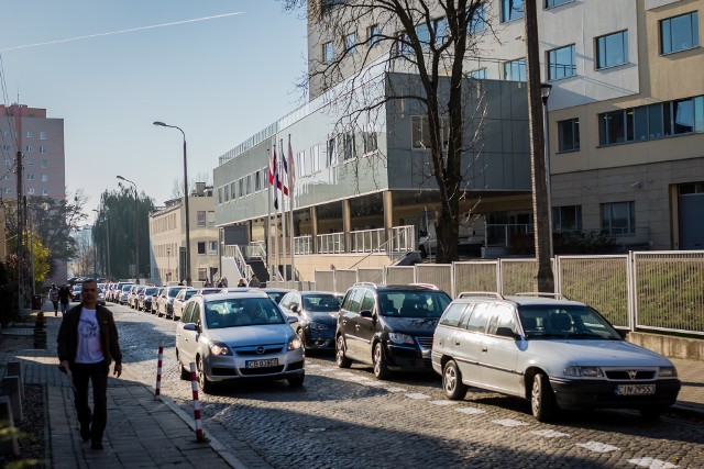 Od lat jest problem z miejscami parkingowymi w pobliżu Wojewódzkiego Szpitala Dziecięcego