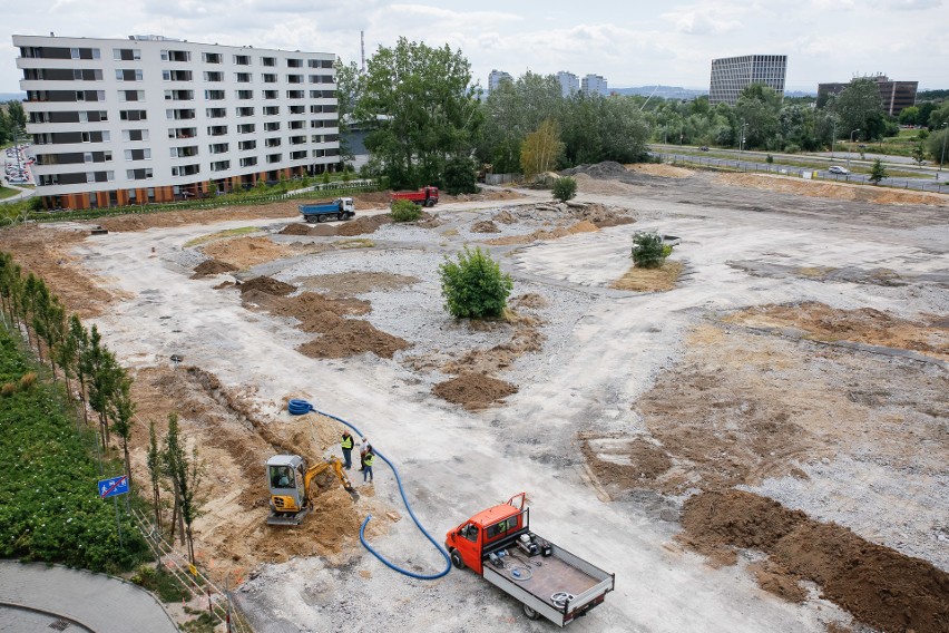 Zamiast betonu będzie zieleń. Zobacz, jak powstaje park w Czyżynach [ZDJĘCIA]