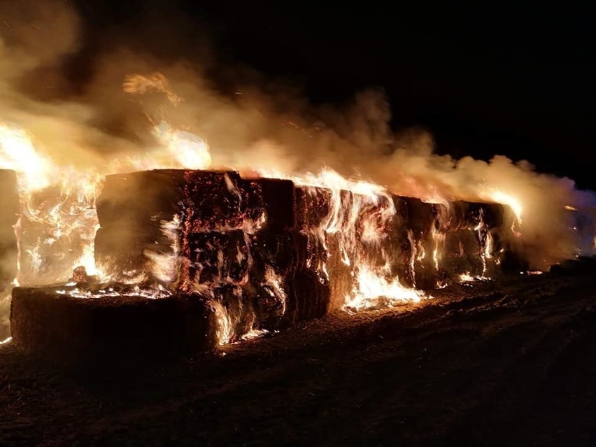 Duży pożar przy autostradzie A4. Płonęła sterta słomy