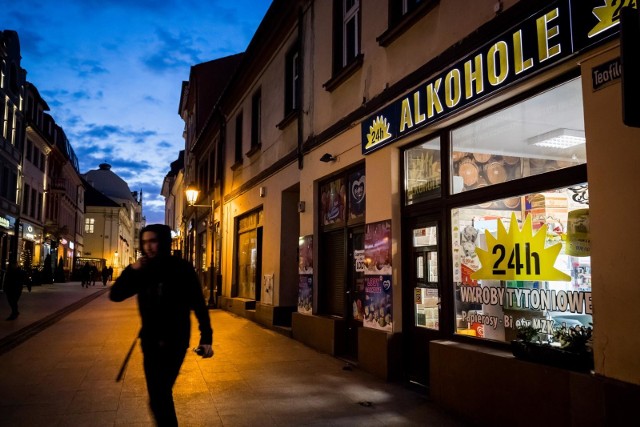 Policjanci z opoczyńskiej komendy ustalają okoliczności w jakich 14-latek spożywał alkohol. Pijany chłopiec trafił do opoczyńskiego szpitala.CZYTAJ DALEJ >>>>...