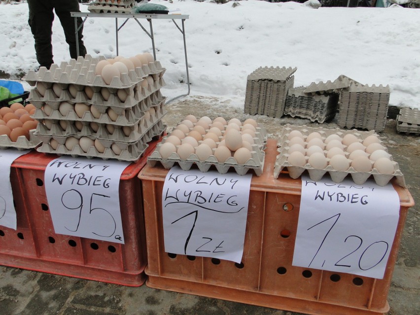 Targowisko w Przysusze we wtorek, 7 lutego. Na bazarze ponownie węgiel. Sprzedawano też buty, warzywa, miód, mięso. Zobaczcie zdjęcia