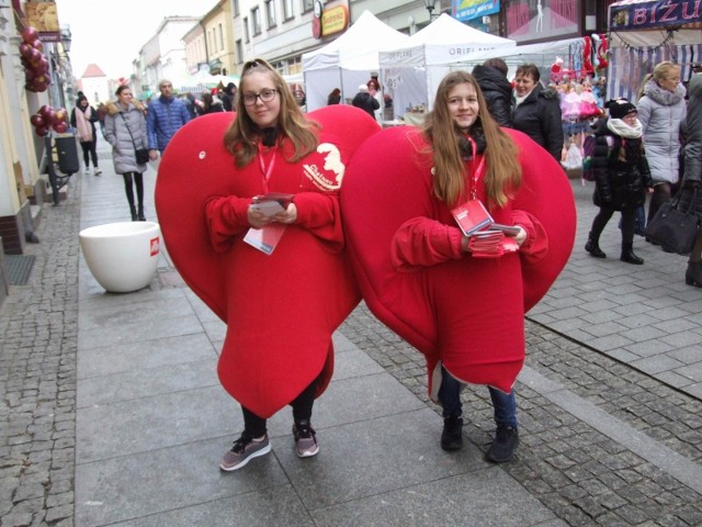 19. Walentynki Chełmińskie trwają. W Mieście Zakochanych świętują nie tylko 14 lutego, ale przez cały weekend. Będą jeszcze koncerty - m.in. dziś wieczorem Julii Marcell, Sorry Boys i Fisz Emade Tworzywo, w niedzielę Lecha Janerki, a w sobotę Grażyny Łobaszewskiej. W piątek w Chełmnie można było wybrać się na Jarmark św. Walentego, gdzie ci, którzy zapomnieli o upominku dla kogoś bliskiego - mogli go kupić wybierając z dużej oferty miłosnych gadżetów. Na starówce przygotowywano rekordowo wielki tort malinowy w kształcie serca, który podzielono między uczestników. Można było zwiedzić farę i zerknąć do relikwiarza w ołtarzu św. Walentego. Była okazja uzyskać odpust chełmiński lub odnowić śluby małżeńskie. Chętni wzięli udział Ci, którzy z miłości do bliźnich chcieli podzielić się krwią mogli zrobić to w ramach V akcja zbiórki krwi dla Centrum Onkologii im. prof. F. Łukaszczyka w Bydgoszczy.Na warsztaty z „Sekretarzem miłosnym” można było wybrać się do Muzeum Ziemi Chełmińskiej, a także zwiedzić miasto z przewodnikami. W sobotę w południe nad Jeziorem Starogrodzkim „Kocham Życie! Walentynkowe MORSowanie”. Spotkać się z przewodnikiem przy relikwii św. Walentego w farze można między g. 14 a 17, a o g. 16 i 18 - „Kto dawniej na wsi o miłość pytał? - widowisko o dawnym świętowaniu wesela na ziemi chełmińskiej w kościele św. Ducha. Od g. 17 w kinie Rondo występy laureatów XIII Festiwalu Piosenki Miłosnej, których przez trzy dni przygotowywała Grażyna Łobaszewska. Piosenkarka wystąpi z koncertem o g. 19 w Rondzie (bilety w cenie 20 zł).Z kolei w niedzielę można m.in. wybrać się na bezpłatny koncert Lecha Janerki „Retro” - o g. 19 w kościele śś. Apostołów Piotra i Pawła.