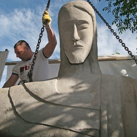 Wczoraj w Ustce złożono figurę Jezusa z Rio.