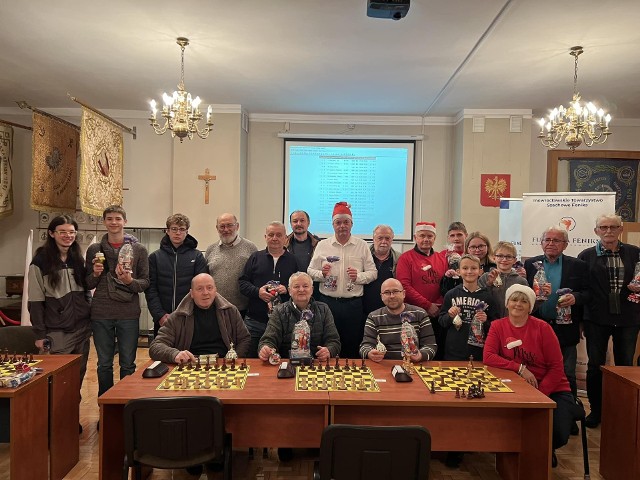 Podczas mikołajkowego turnieju w Inowrocławiu szachiści walczyli o Bombkę Feniksa. Zawody odbyły się w siedzibie Cechu Rzemiosł Różnych