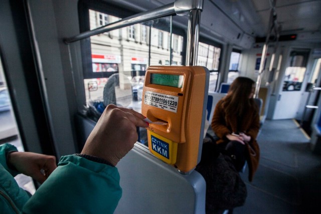 Kasowanie papierowego biletu w krakowskim tramwaju.