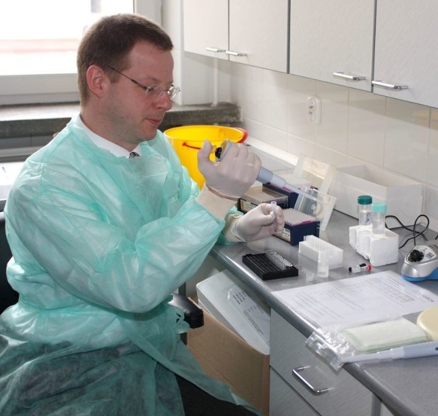 Markus Schwab z Niemiec podczas napełniania probówek próbkami krwi, przygotowanymi do badania antygenów.