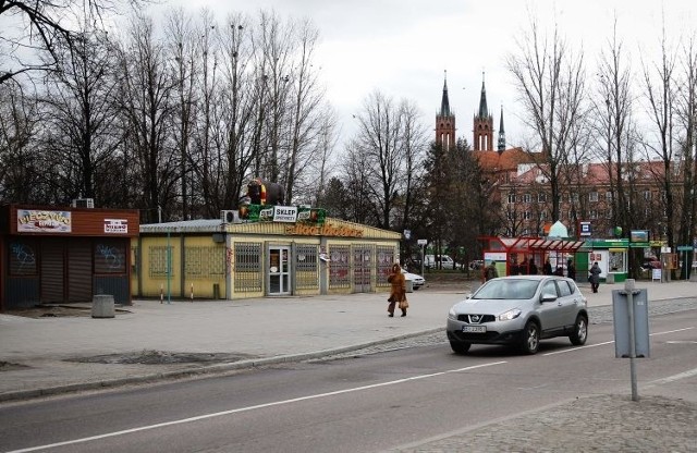 Sklepy powstały w latach 80. ubiegłego wieku. Przez lata służyły białostoczanom czekającym na pobliskim przystanku. Mają być zlikwidowane z końcem kwietnia. To samo czeka, zlokalizowane po drugiej stronie ulicy, stoiska z kwiatami. 