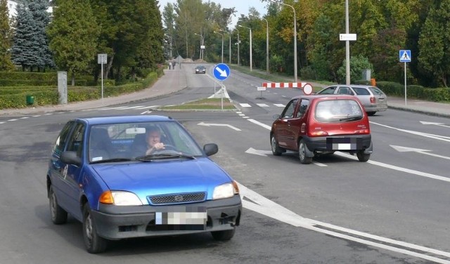 Wjazd w ulicę Radomską od strony ronda przy ulicy Hutniczej. Niektórzy kierowcy o zamknięciu skrzyżowania dowiadują się tuż przed nim.