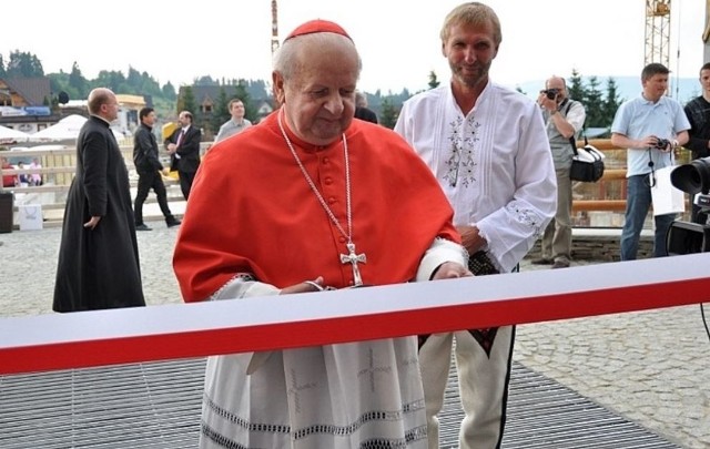 Oczywiście dla wielu g&oacute;rali wielkim honorem było też gdy to właśnie kardynał Dziwisz poświęcał i otwierał ich inwestycje. Na zdjęciu hierarcha przecinający wstęgę na nowo wybudowanych Termach bania w Białce Tatrzańskiej.