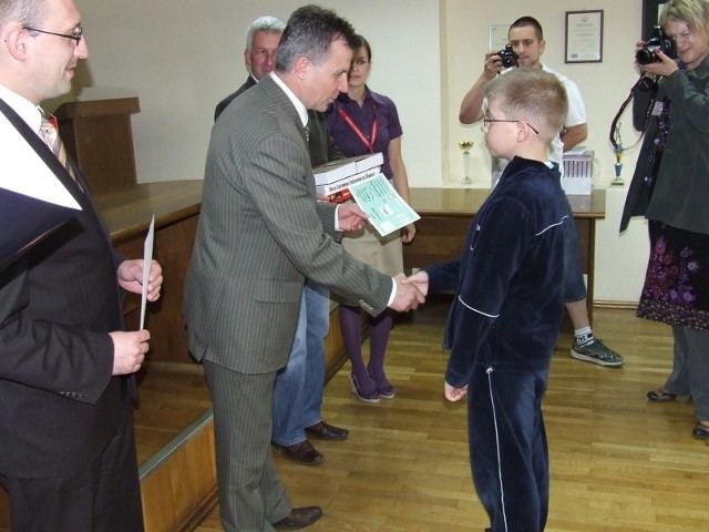 Hubert Nogalski, uczeń Szkoły Podstawowej nr 2 w Chełmnie odbiera czek od starosty Zdzisława Gamańskiego.