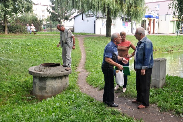 Mieszkańcy uważają, że woda z boiska po deszczu powinna spływać do separatora widocznego na zdjęciu. A tam jest sucho.