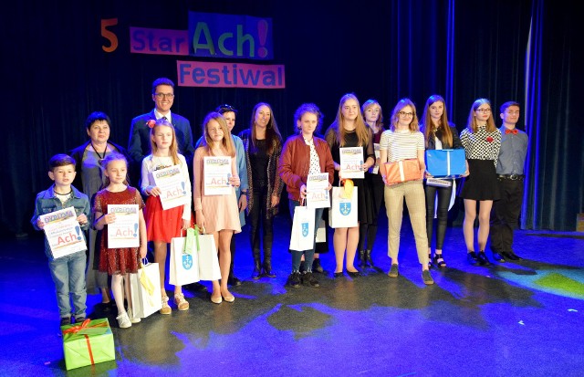 Laureaci festiwalu ze starostą starachowickim Piotrem Babickim i jury festiwalu