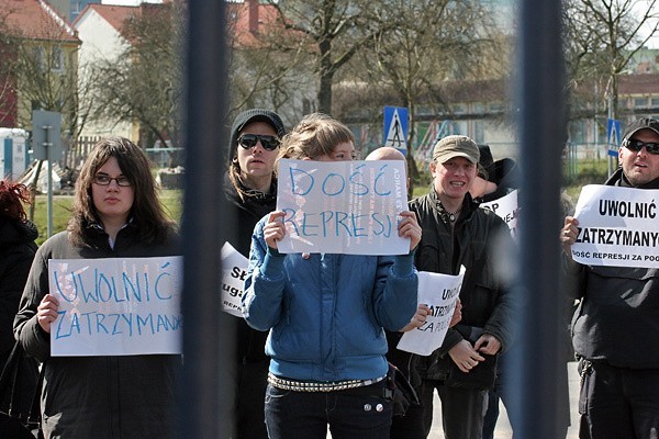 30 osób z Federacji Anarchistycznej i Kampanii Przeciw...