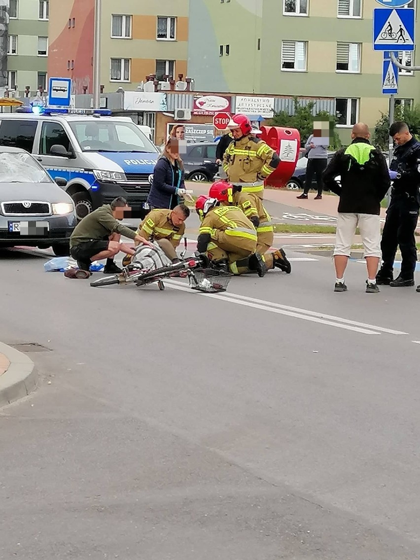 Wypadek w Tarnobrzegu. Rowerzysta potrącony przez samochód osobowy jest ranny (ZDJĘCIA)