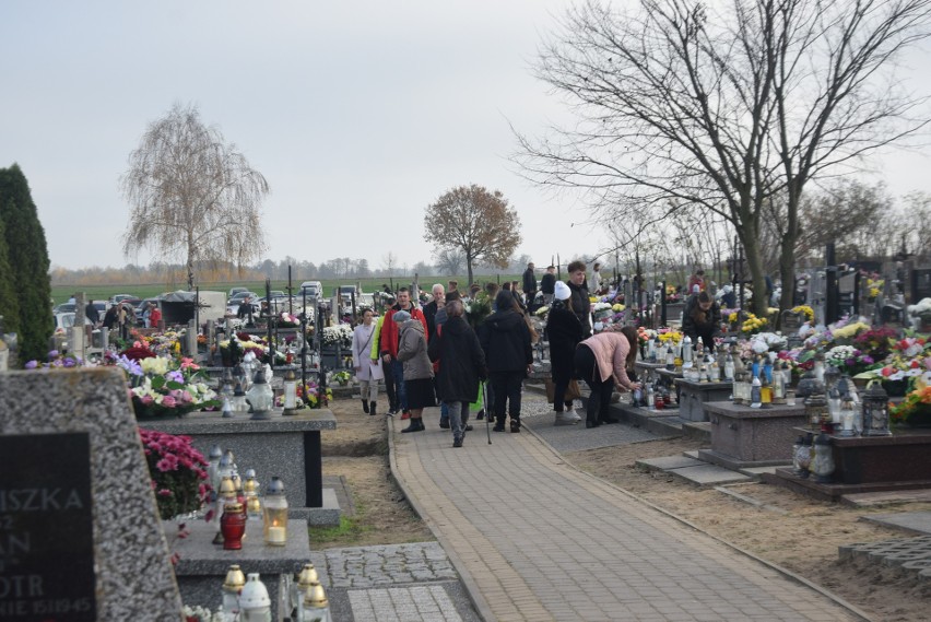 Mieszkańcy odwiedzają groby bliskich na cmentarzu w Odechowie, w gminie Skaryszew. Zobaczcie zdjęcia