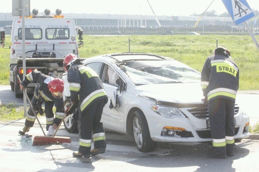 Wypadek na rondzie przy AOW. Dachował volkswagen. Rondo było zablokowane (ZDJĘCIA)