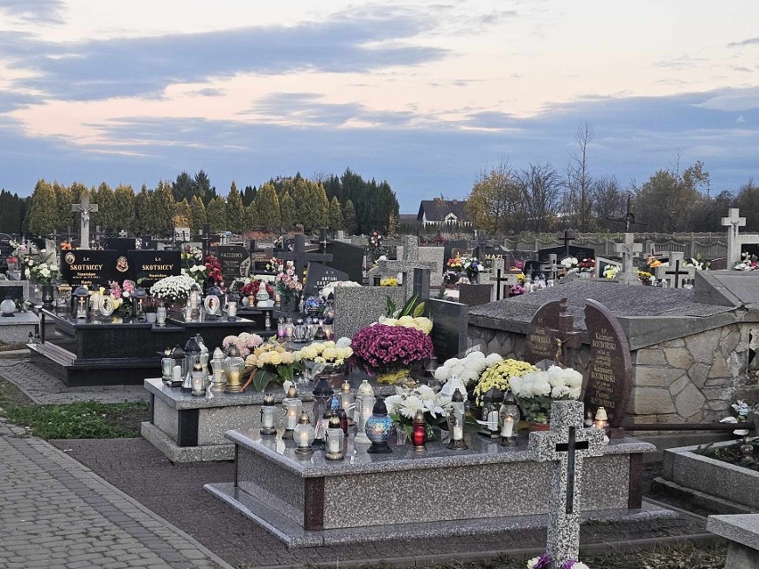 Wszystkich Świętych na cmentarzach w Kurozwękach i Szydłowie. Zobacz zdjęcia