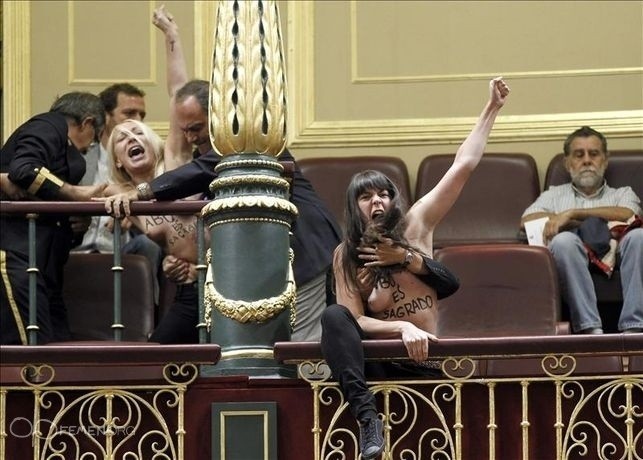 Aktywistki Femen atakują w hiszpańskim parlamencie. "Wynocha z mojej waginy" [VIDEO,ZDJĘCIA] 